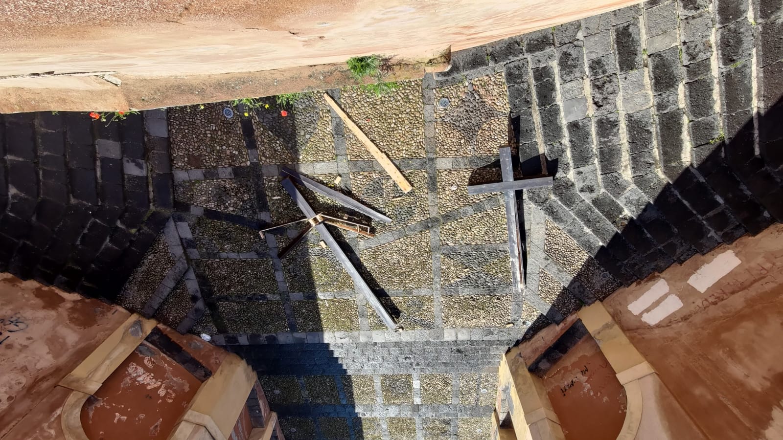 GRAVISSIMO ATTO VANDALICO A PATERNÒ: DISTRUTTE LE CROCI ALLA MATRICE