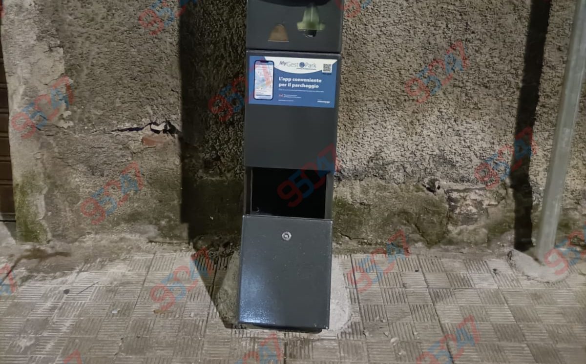 PATERNÒ, VANDALI IN AZIONE: DANNEGGIATO UN PARCOMETRO ANCORA PRIMA DELL’ATTIVAZIONE DEL SERVIZIO