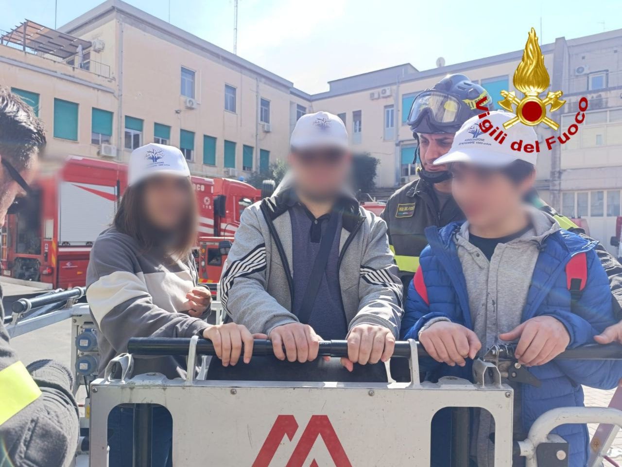 UN INCONTRO SPECIALE: I VIGILI DEL FUOCO DI CATANIA CON I BAMBINI AUTISTICI DELL’ASSOCIAZIONE 20 NOVEMBRE 1989