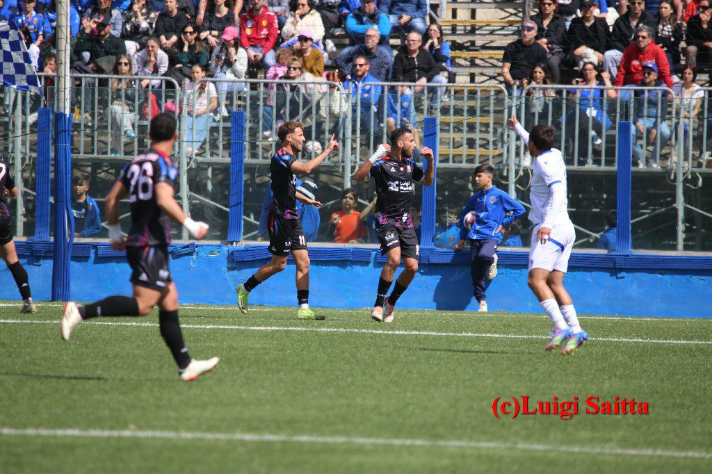 PATERNO’ CALCIO: SIRACUSA VINCE E SI AVVICINA ALLA C, PRIMO TEMPO ALLA PARI, POI IL CROLLO