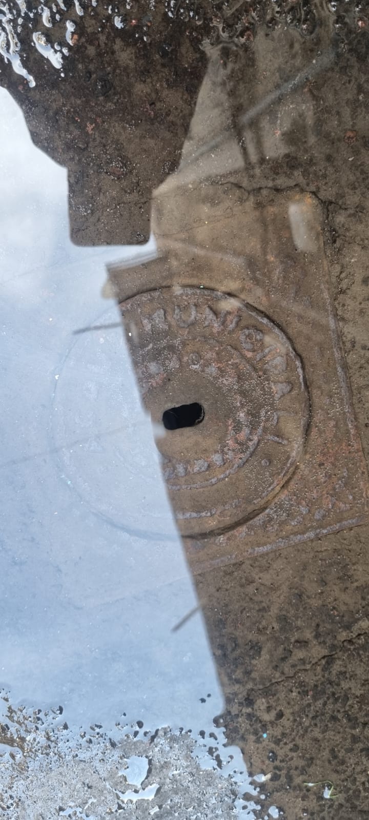 PATERNÒ, DA UN MESE ACQUA FUORIESCE DA UN CHIUSINO. I RESIDENTI: “SEGNALAZIONI INASCOLTATE”