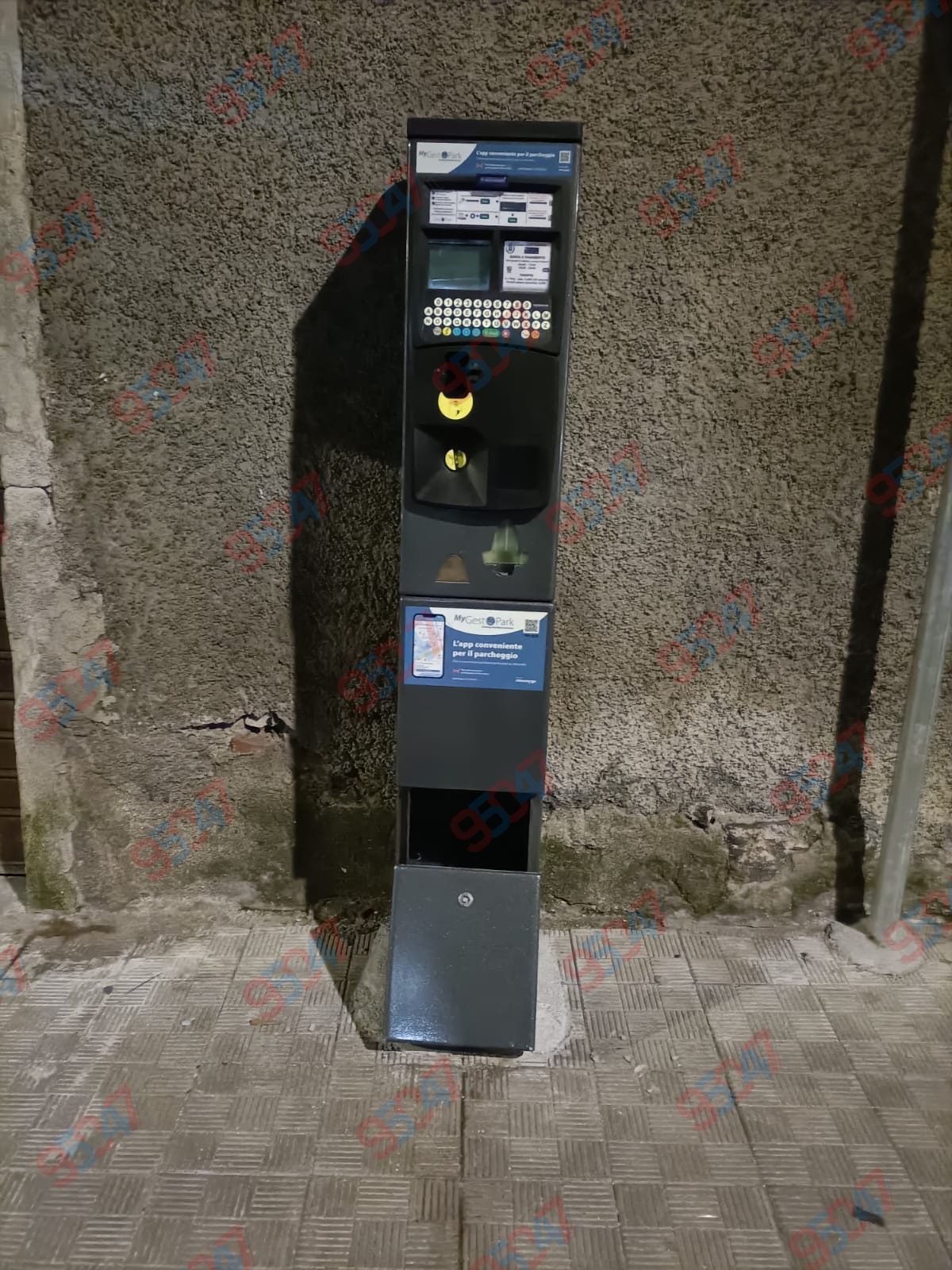 PATERNÒ, VANDALI IN AZIONE: DANNEGGIATO UN PARCOMETRO ANCORA PRIMA DELL’ATTIVAZIONE DEL SERVIZIO