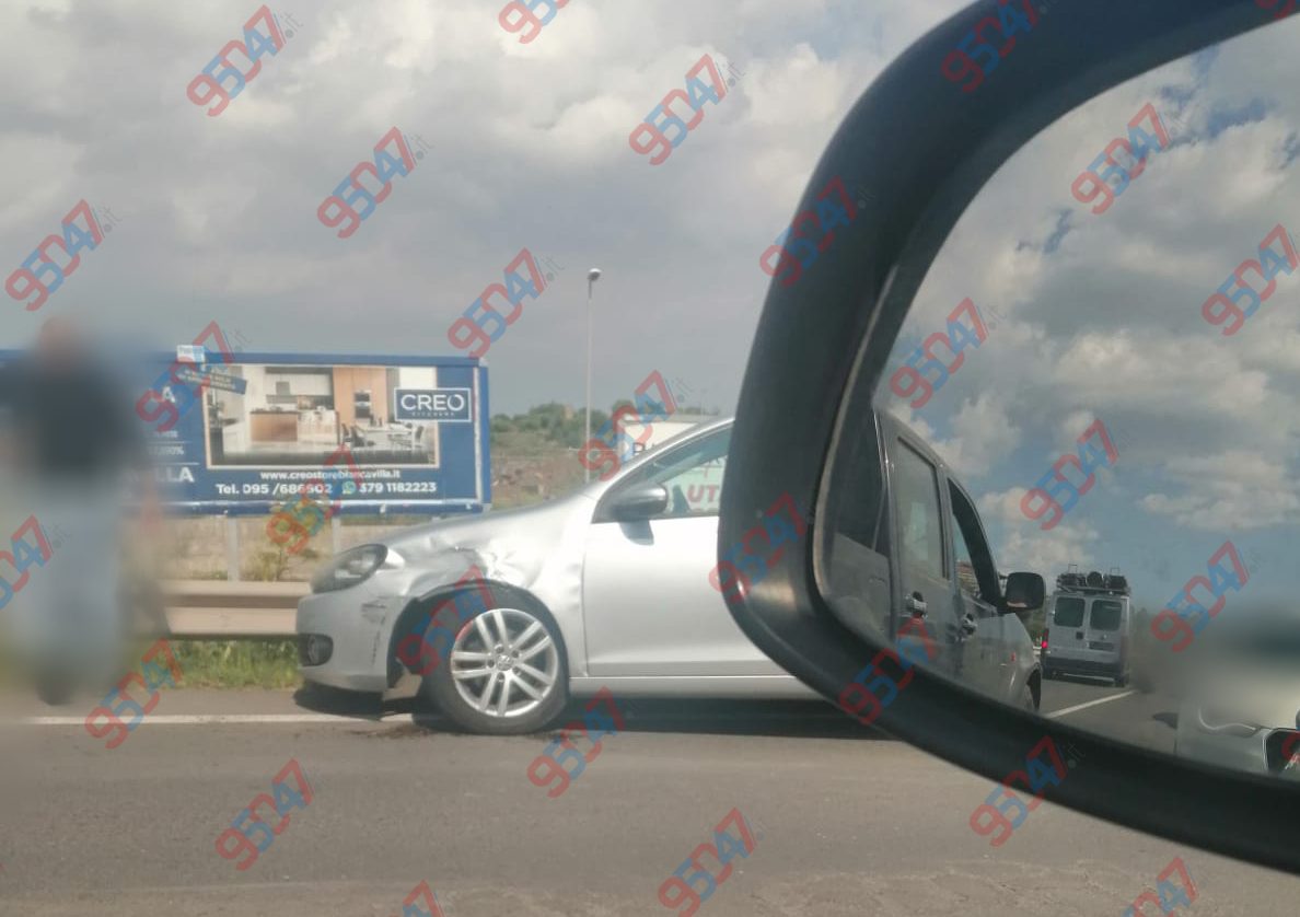 TAMPONAMENTO SULLA SS 284 NEI PRESSI DELLO SVINCOLO DI SANTA MARIA DI LICODIA: TRAFFICO RALLENTATO