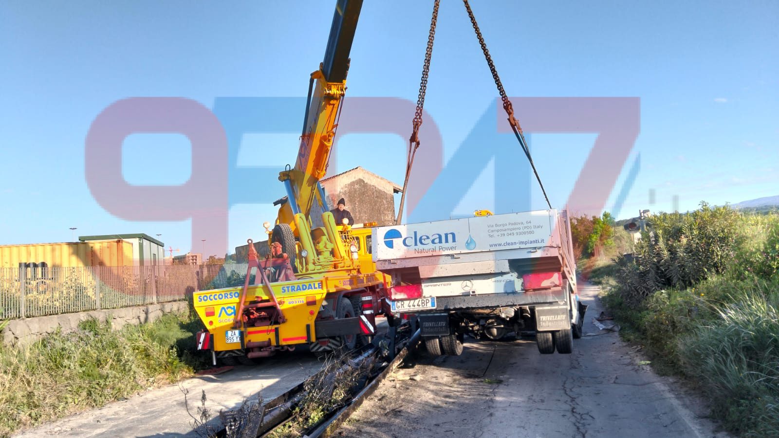 VALCORRENTE, SCHIANTO NELLA NOTTE: FURGONE DISTRUTTO CONTRO IL GUARDRAIL, CONDUCENTE MIRACOLAMENTE ILLESO