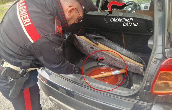 DROGA E ARMI NASCOSTE IN AUTO: GIOVANI DENUNCIATI TRA BRONTE E RANDAZZO