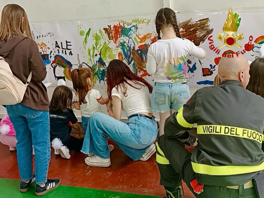 A CATANIA, I BAMBINI VIVONO L'ESPERIENZA DEI VIGILI DEL FUOCO IN UN GIORNO SPECIALE DI INCLUSIONE