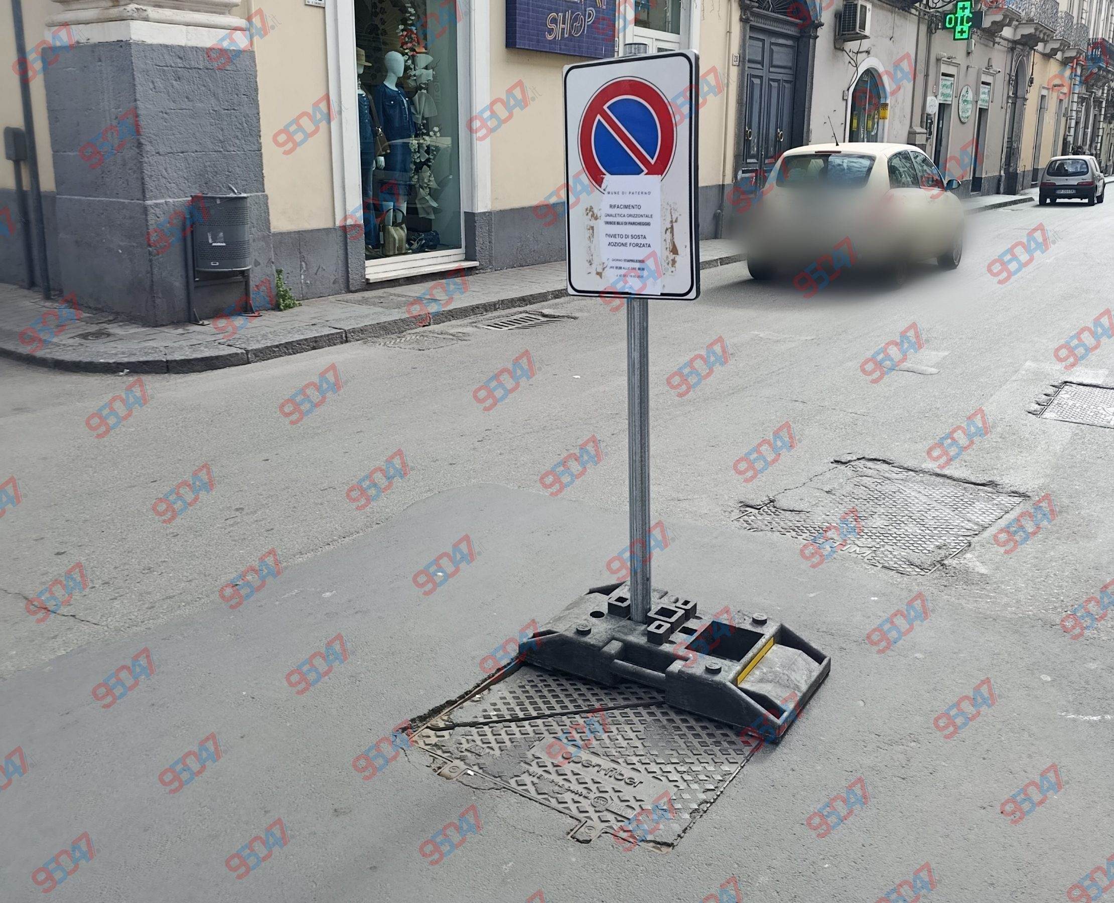 LA SEGNALAZIONE DEI NOSTRI LETTORI: ATTENZIONE PERICOLO SULLA CARREGGIATA IN VIA VITTORIO EMANUELE