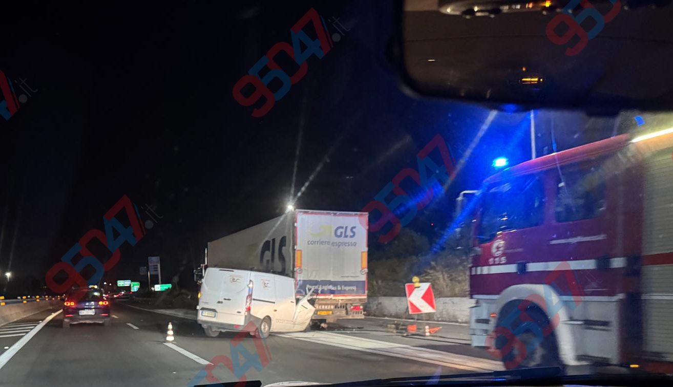 GRAVE INCIDENTE SULLA TANGENZIALE DI CATANIA, SCONTRO TRA FURGONE E CAMION
