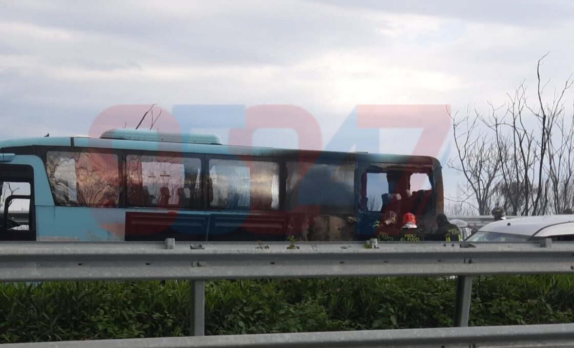 Autobus in fiamme sull'A18, disagi e code chilometriche