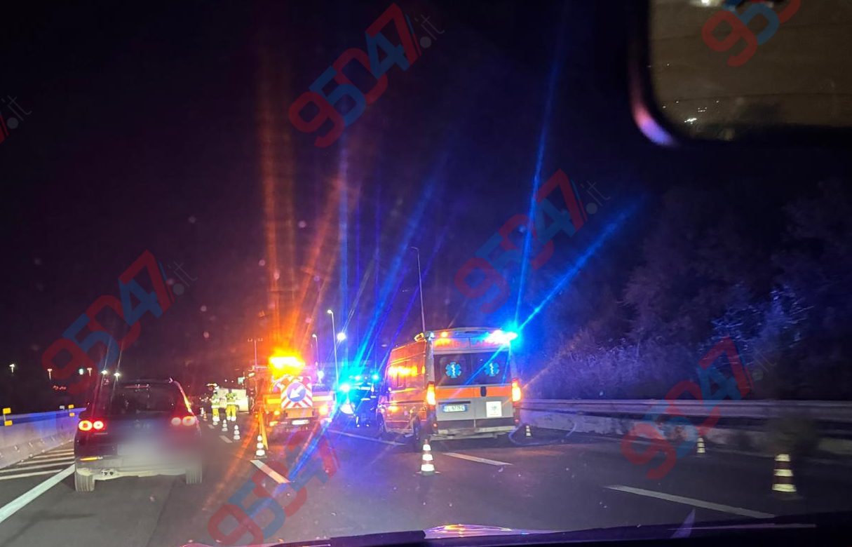 GRAVE INCIDENTE SULLA TANGENZIALE DI CATANIA, SCONTRO TRA FURGONE E CAMION