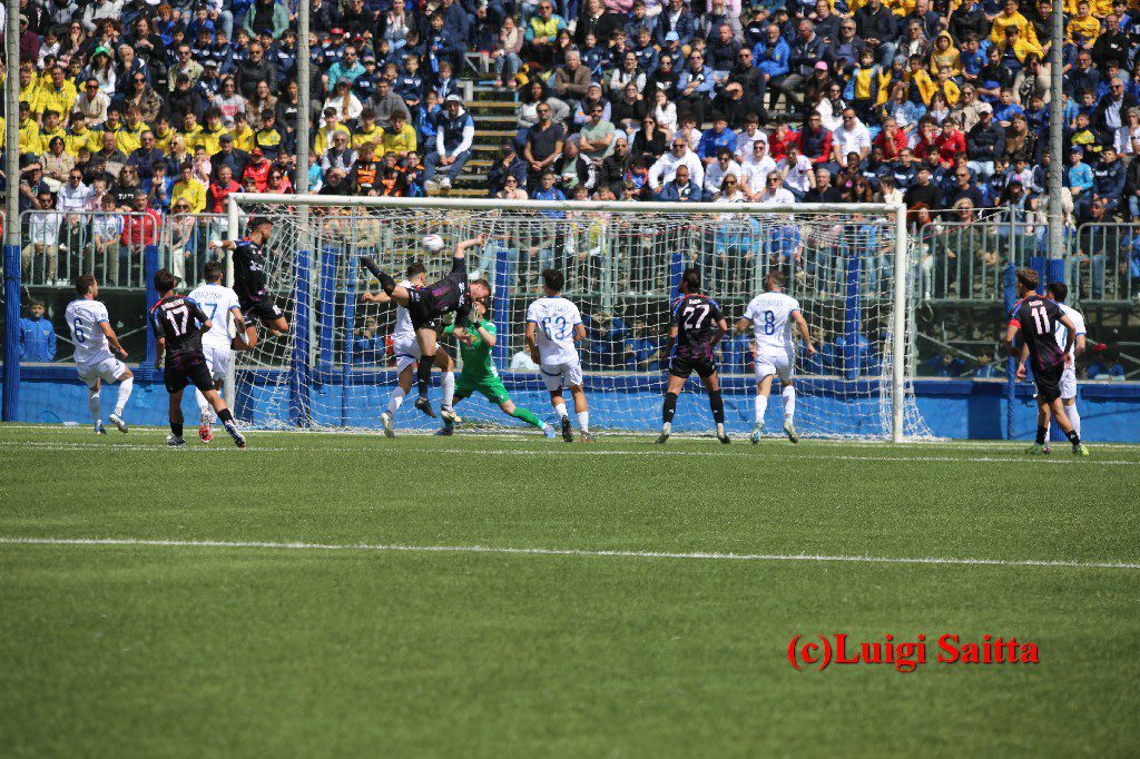 PATERNO’ CALCIO: SIRACUSA VINCE E SI AVVICINA ALLA C, PRIMO TEMPO ALLA PARI, POI IL CROLLO