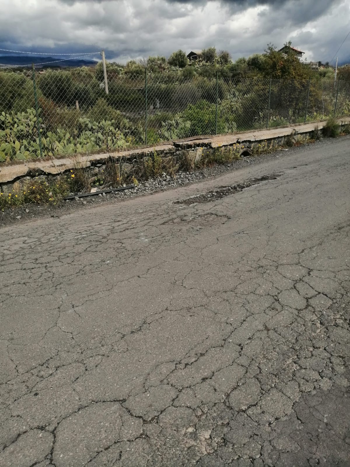 STRADA PROVINCIALE 4/11 (S.m.licodia - belpasso) IN CONDIZIONI CRITICHE: OGGI È CEDUTO UN TRATTO DI STRADA
