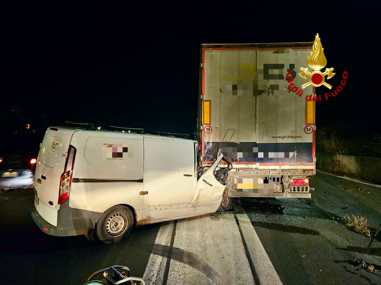 GRAVE INCIDENTE SULLA TANGENZIALE DI CATANIA, SCONTRO TRA FURGONE E CAMION