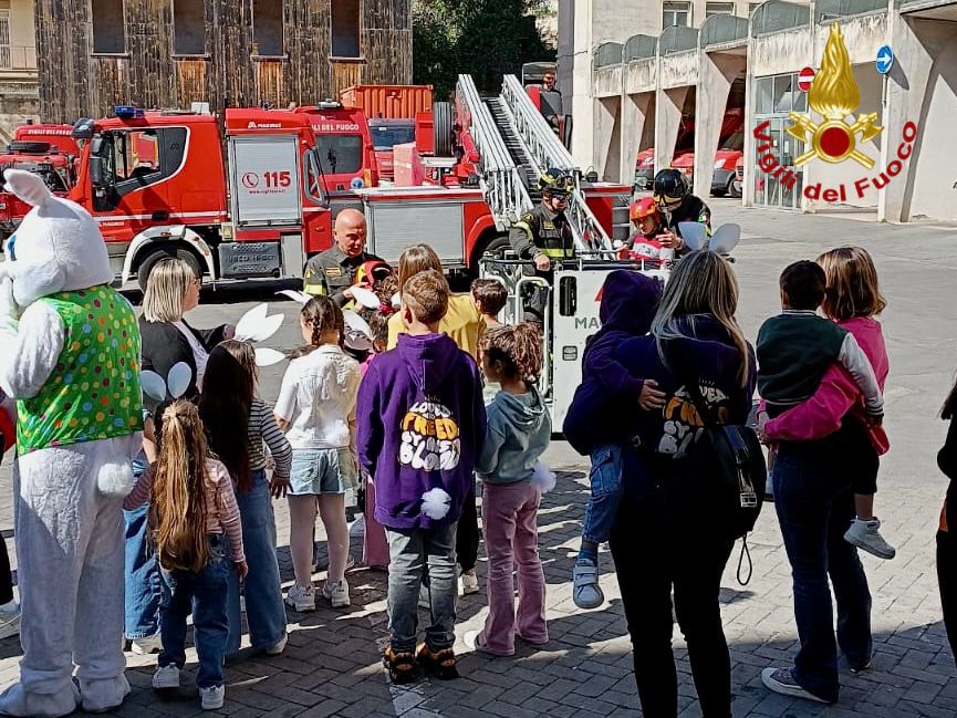 A CATANIA, I BAMBINI VIVONO L'ESPERIENZA DEI VIGILI DEL FUOCO IN UN GIORNO SPECIALE DI INCLUSIONE