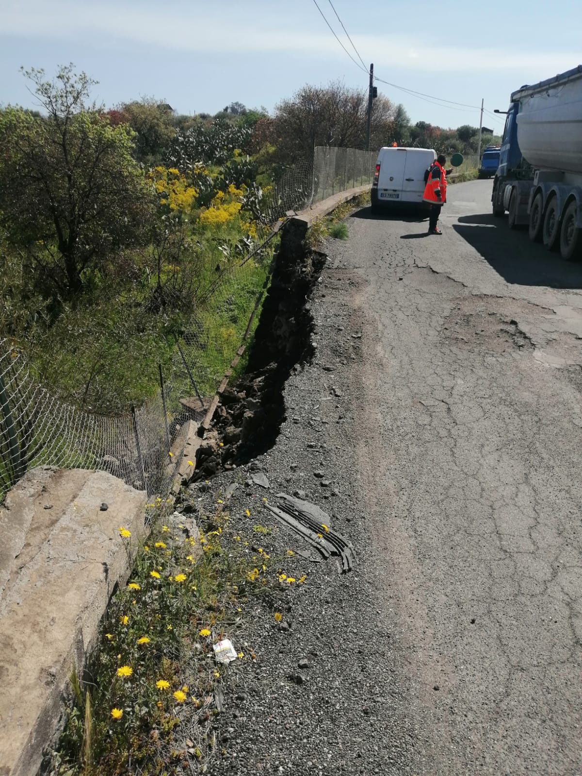 STRADA PROVINCIALE 4/11 (S.m.licodia - belpasso) IN CONDIZIONI CRITICHE: OGGI È CEDUTO UN TRATTO DI STRADA