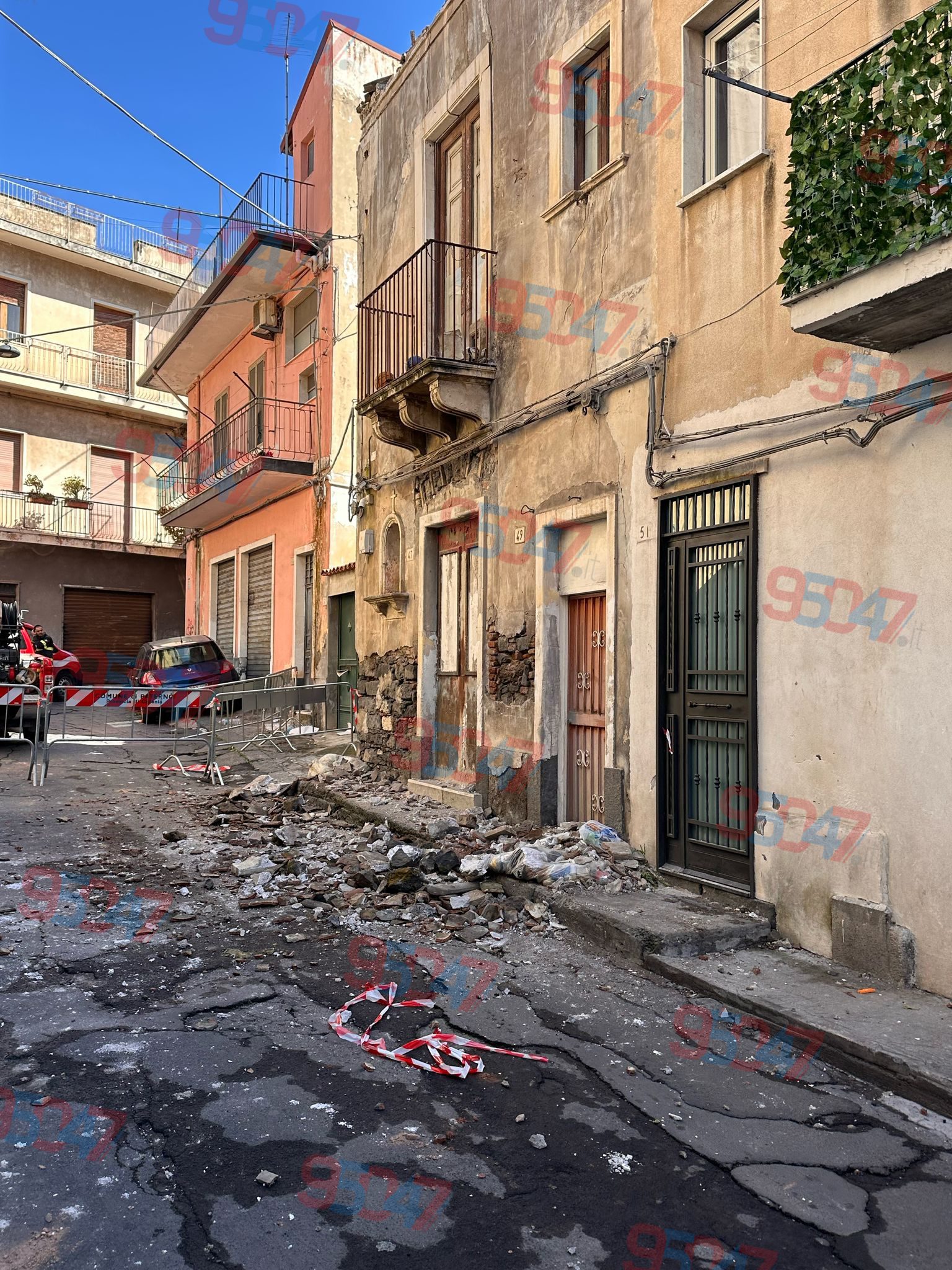 PAURA A PATERNÒ: CROLLA IL TETTO DI UNA CASA ABBANDONATA NELLA NOTTE, CALCINACCI IN STRADA
