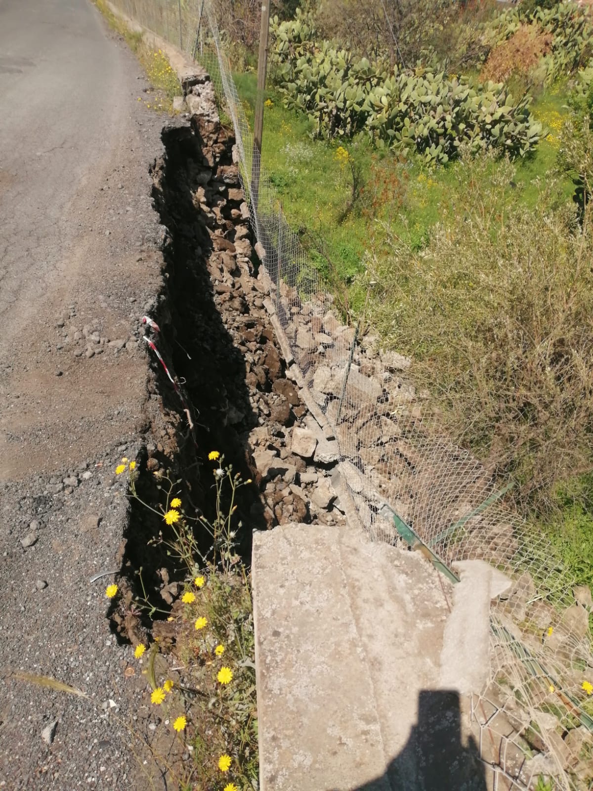 STRADA PROVINCIALE 4/11 (S.m.licodia - belpasso) IN CONDIZIONI CRITICHE: OGGI È CEDUTO UN TRATTO DI STRADA
