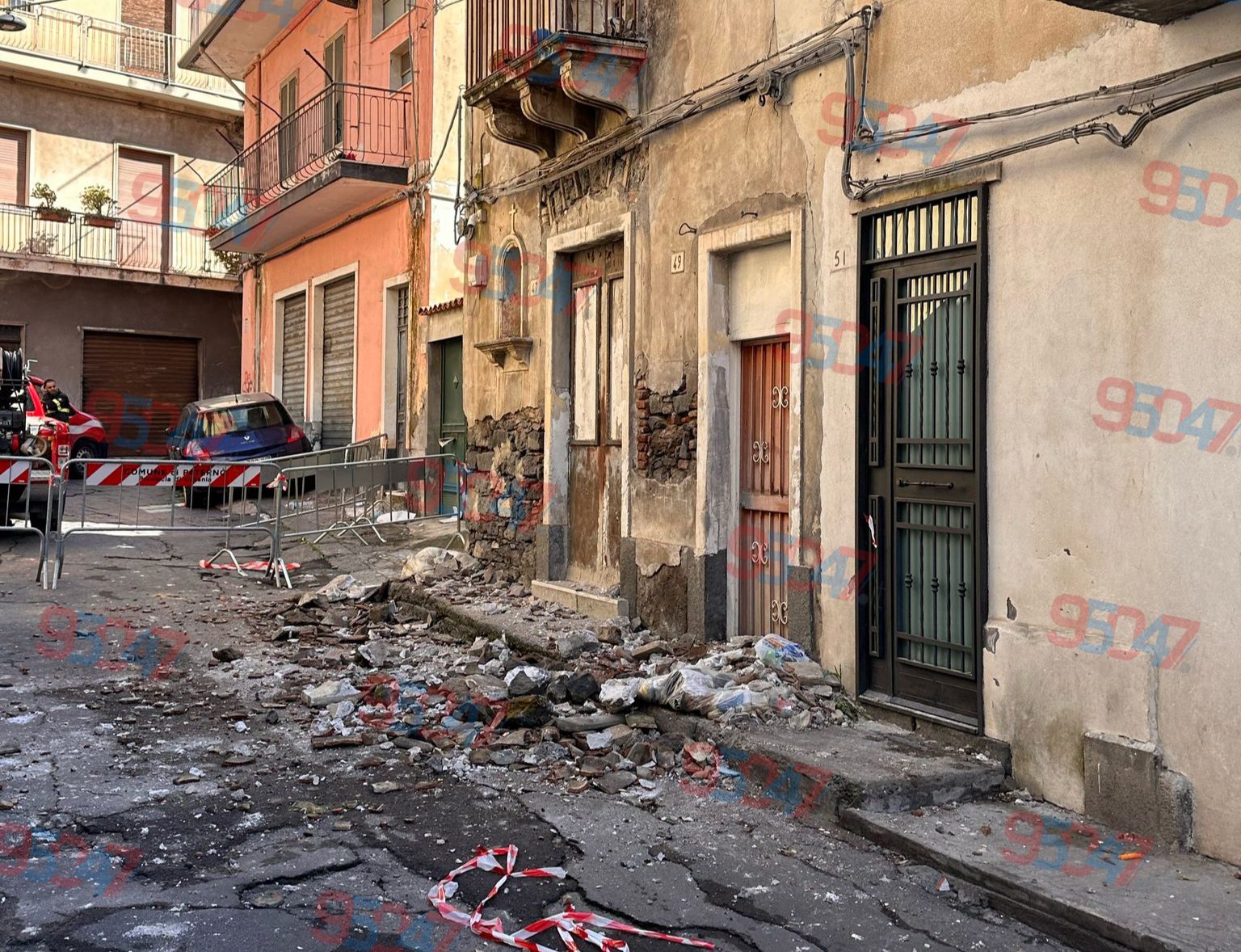 PAURA A PATERNÒ: CROLLA IL TETTO DI UNA CASA ABBANDONATA NELLA NOTTE, CALCINACCI IN STRADA