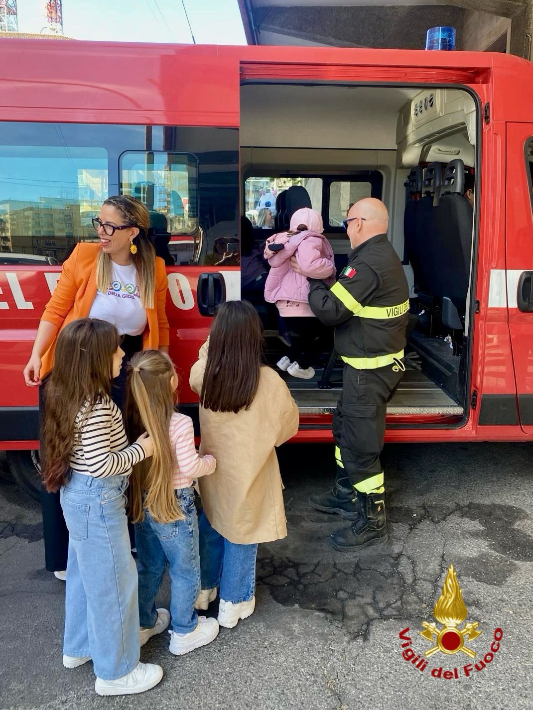 A CATANIA, I BAMBINI VIVONO L'ESPERIENZA DEI VIGILI DEL FUOCO IN UN GIORNO SPECIALE DI INCLUSIONE