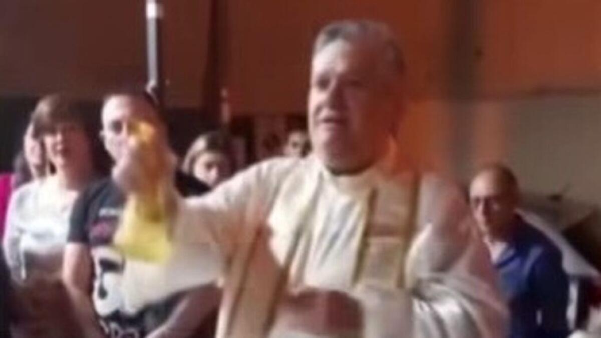 Acireale, sacerdote usa spruzzino per la benedizione: scoppia il caso - 