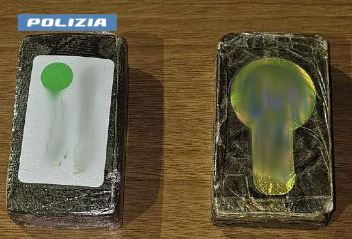 CATANIA. FERMATO CON DUE PANETTI DI HASHISH: 26ENNE AI DOMICILIARI - 