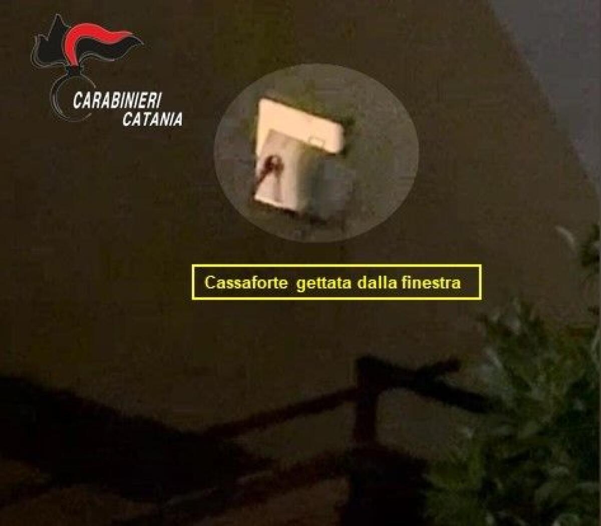 ACI CATENA. LANCIA LA DROGA DAL TERZO PIANO ALL'ARRIVO DEI CARABINIERI: IN MANETTE UN 24ENNE DURANTE L'OPERAZIONE "CUBISIA CONNECTION" - 
