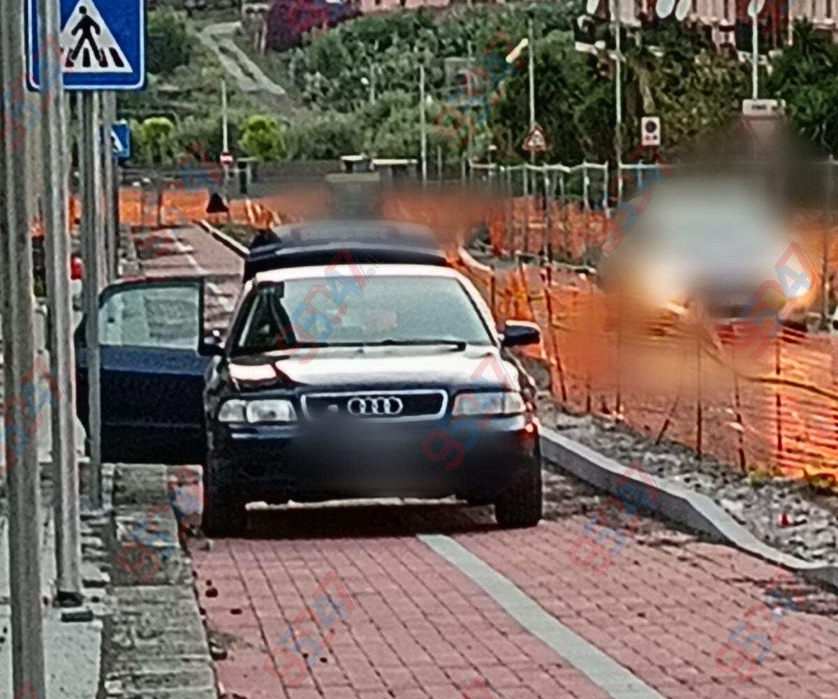 Auto parcheggiata sulla pista ciclabile a Paternò: la segnalazione di un lettore - 