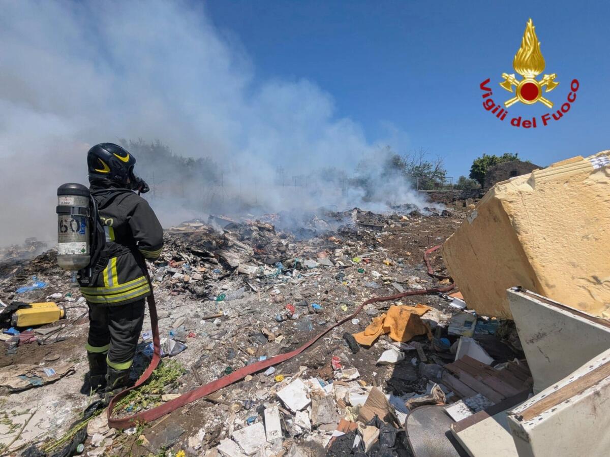 INCENDIO DI RIFIUTI A MISTERBIANCO, INTERVENGONO I VIGILI DEL FUOCO - 