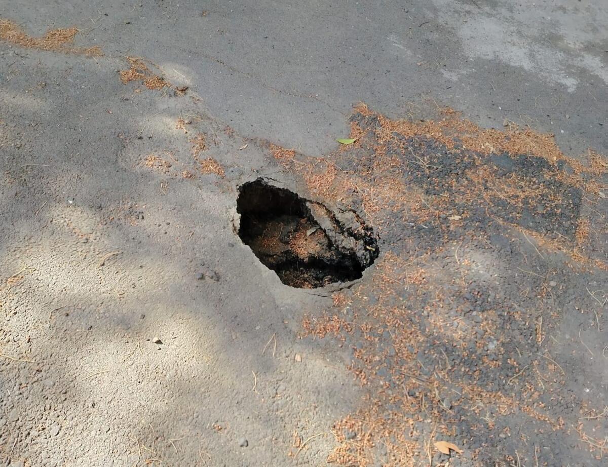 PATERNO’, VIALE KENNEDY UNA BUCA MOLTO PROFONDA: LA SEGNALAZIONE DEI CITTADINI - 