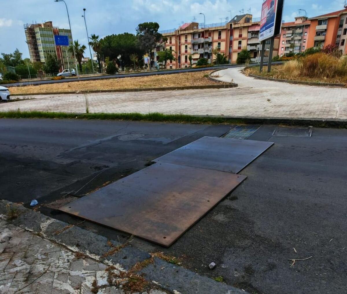 PATERNO'. VIALE DEI PLATANI, TRANSENNE RIMOSSE MA I DISAGI CONTINUANO. RESIDENTI ESASPERATI DAL RUMORE CONTINUO - 