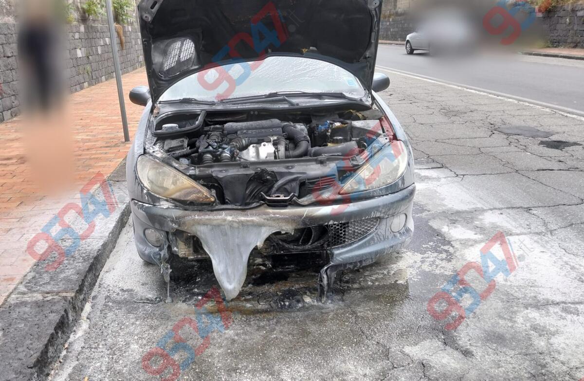 PAURA A SAN GREGORIO: AUTO IN FIAMME SU VIALE EUROPA, PASSANTE INTERVIENE CON ESTINTORE. NESSUN FERITO - 