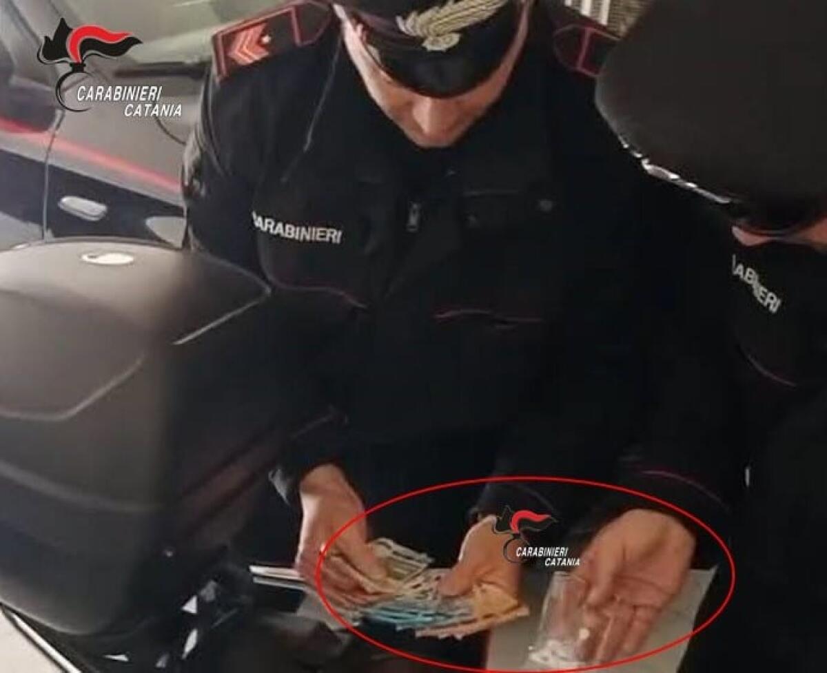 NICOLOSI, FERMATI DUE SPACCIATORI IN FLAGRANZA: COCAINA NASCOSTA NELLO SCOOTER E TELEFONATE CON CODICI PER LE DOSI - 