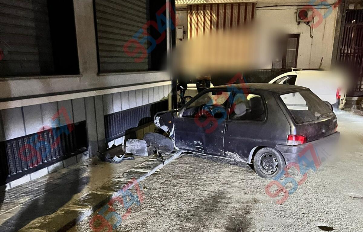 PATERNO', AUTO SI SCHIANTA E SPARISCE IL CONDUCENTE: SOSPETTO FURTO DIETRO L'INCIDENTE DI IERI SERA - 
