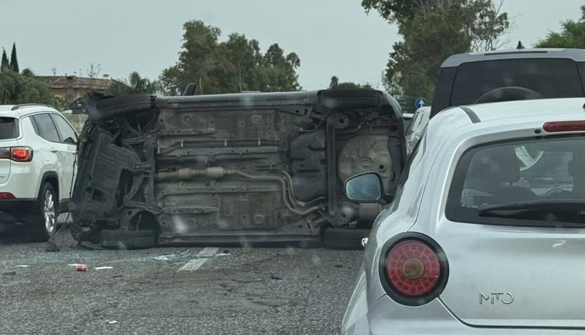 GRAVE INCIDENTE SULL’A18: AUTO SI RIBALTA NEI PRESSI DI GIARRE, LUNGHE CODE IN DIREZIONE CATANIA - 