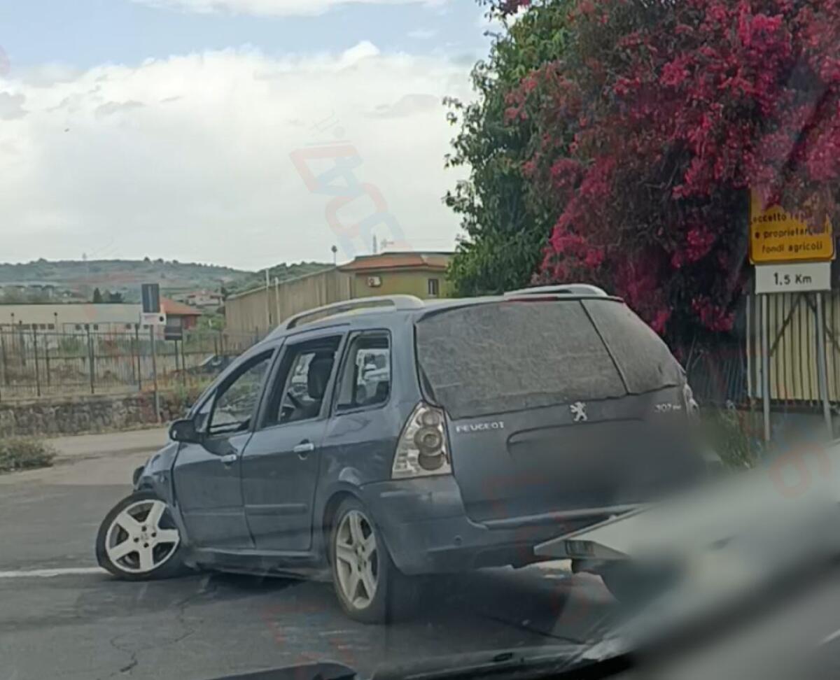 PATERNO'. INCIDENTE ALLA ROTONDA DI TRE FONTANE: GRAVI DANNI ALL’AUTO, ILLESO IL CONDUCENTE - 