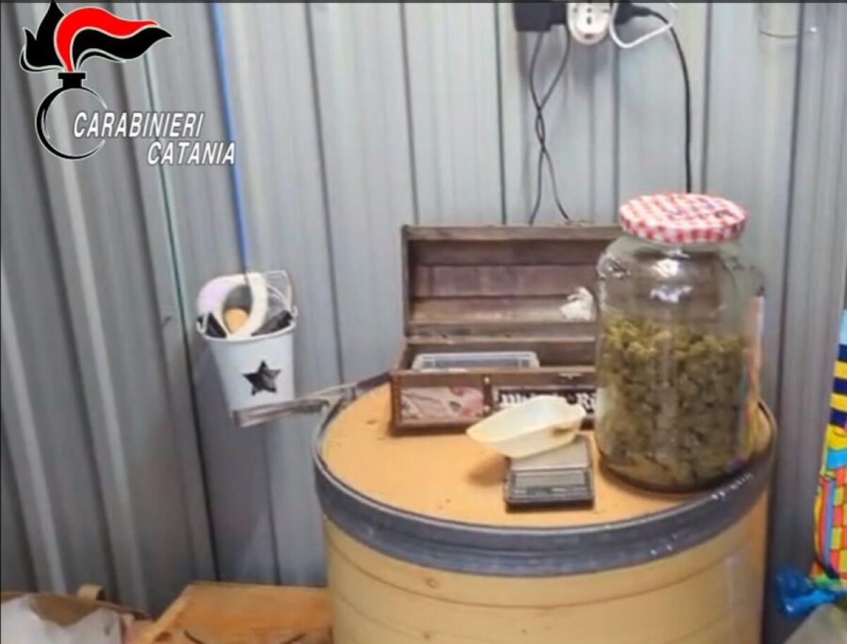 ACI SANT'ANTONIO. VENDEVA DROGA NEL GIARDINO DI CASA: ARRESTATO UN UOMO, DENUNCIATO UN ALTRO - 