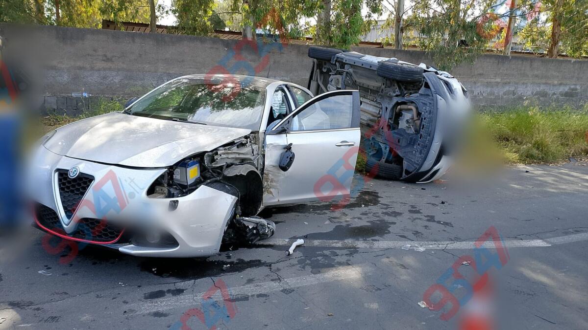 PIANO TAVOLA  VIOLENTO SCONTRO TRA DUE AUTO, UNA SI RIBALTA - 