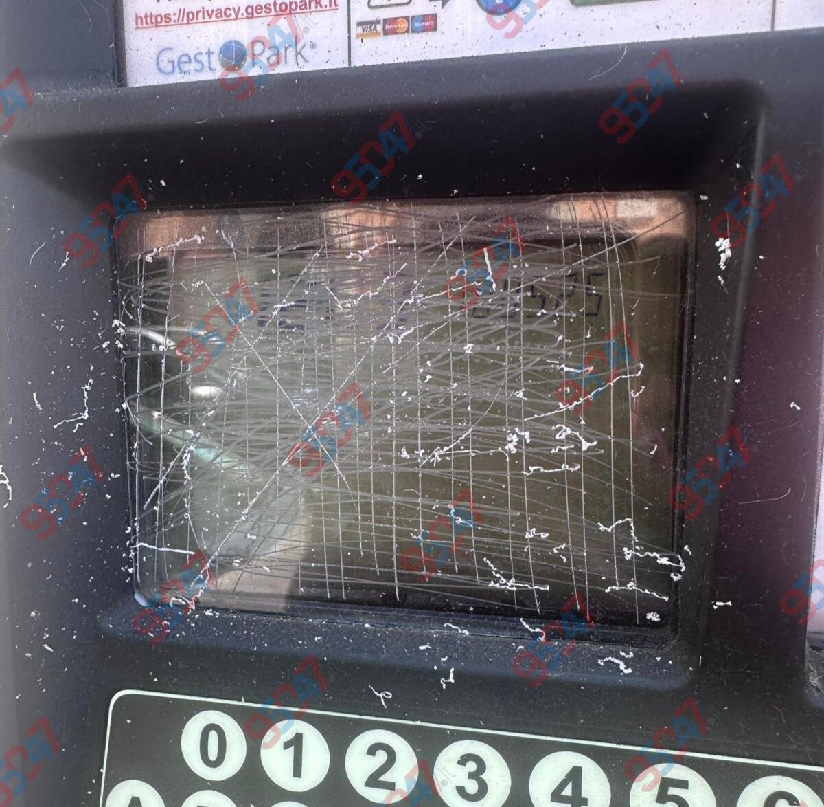 PATERNO'- ENNESIMO ATTO VANDALICO CONTRO I PARCOMETRI: DISPLAY DISTRUTTO IN UNO DEGLI APPARECCHI - 