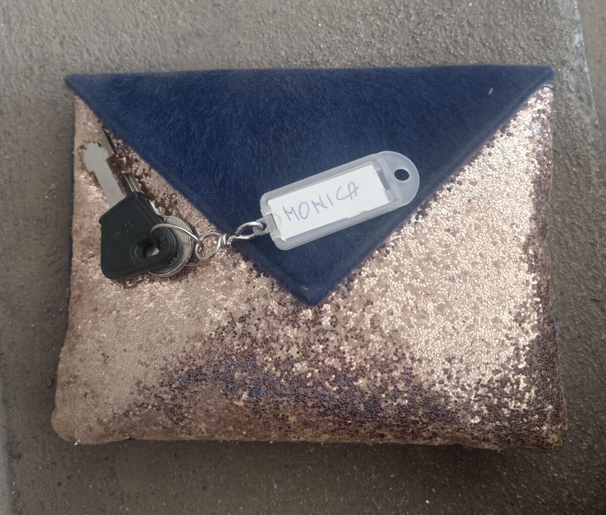 OGGETTI SMARRITI – Borsello e chiave ritrovati a Paternò - 