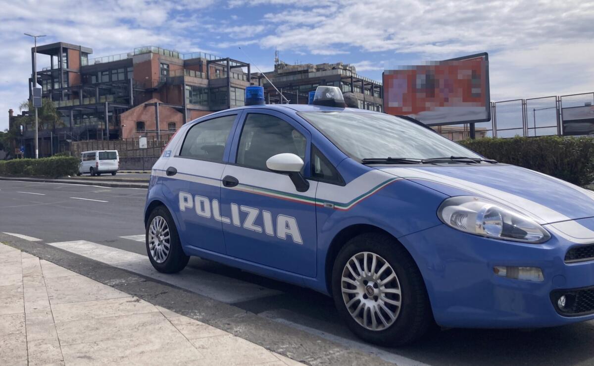 CATANIA, UOMO SEMINUDO SI MASTURBA E INSEGUE UNA DONNA: ARRESTATO DOPO ORE DI TENSIONE - 
