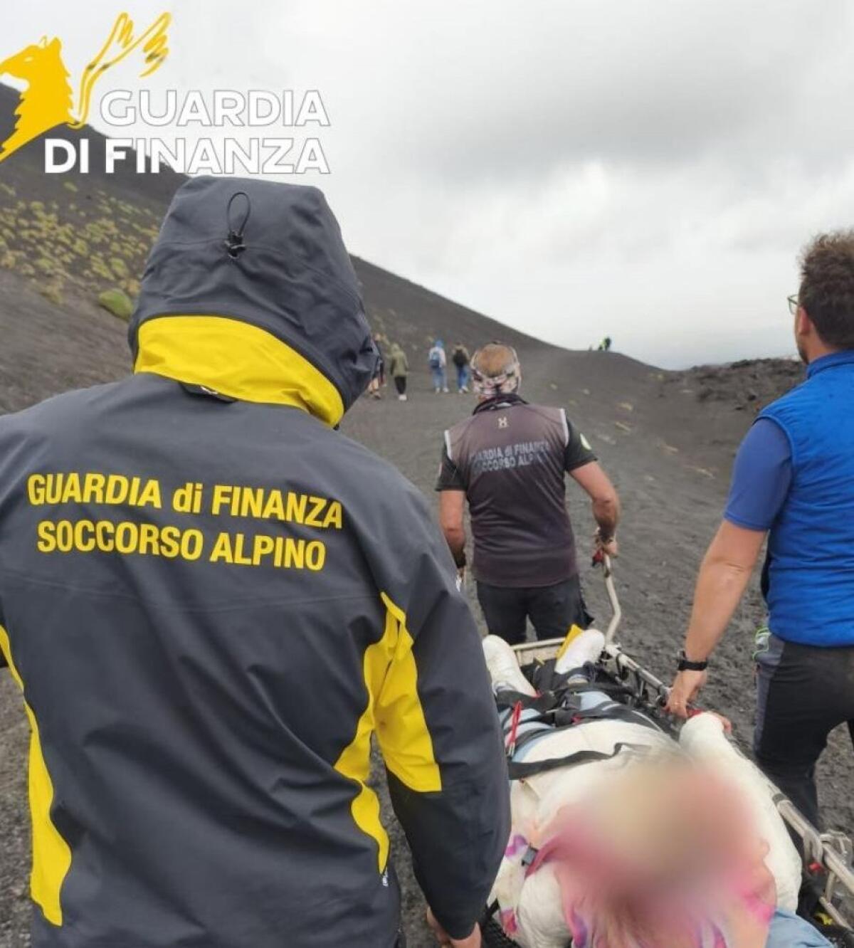 ESCURSIONISTA CADE SULL’ETNA: SALVATA DAL SOCCORSO ALPINO DELLA GUARDIA DI FINANZA - 