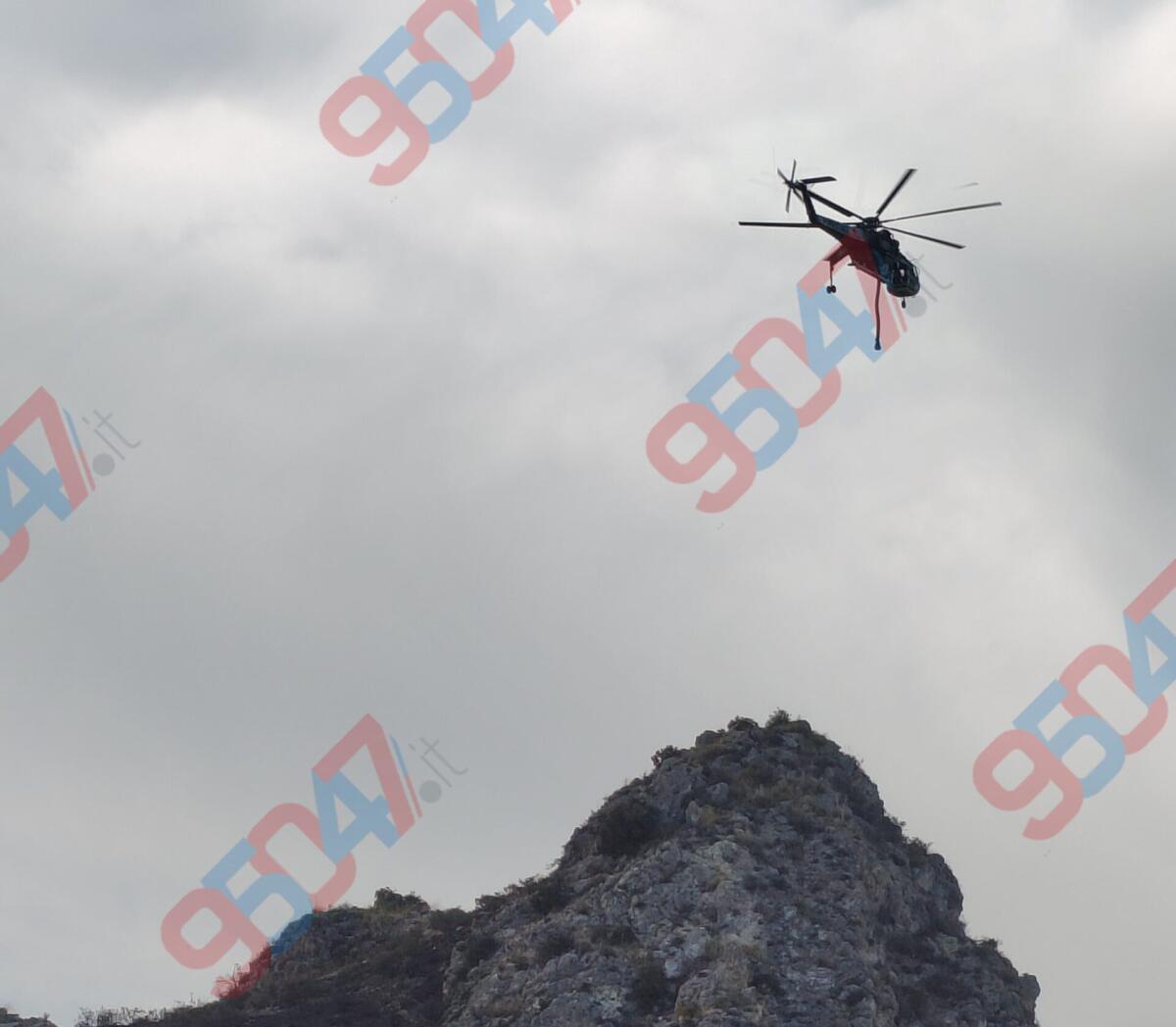 Incendio devastante a Pietralunga: in azione anche l’elicottero della Forestale per domare le fiamme - 