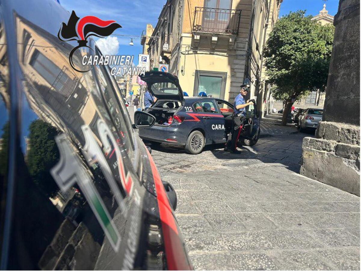 BIANCAVILLA. EVADE DAI DOMICILIARI DOPO LITE CON LA CONVIVENTE: RITROVATO TRA I SENZATETTO IN PIAZZA VERGA - 