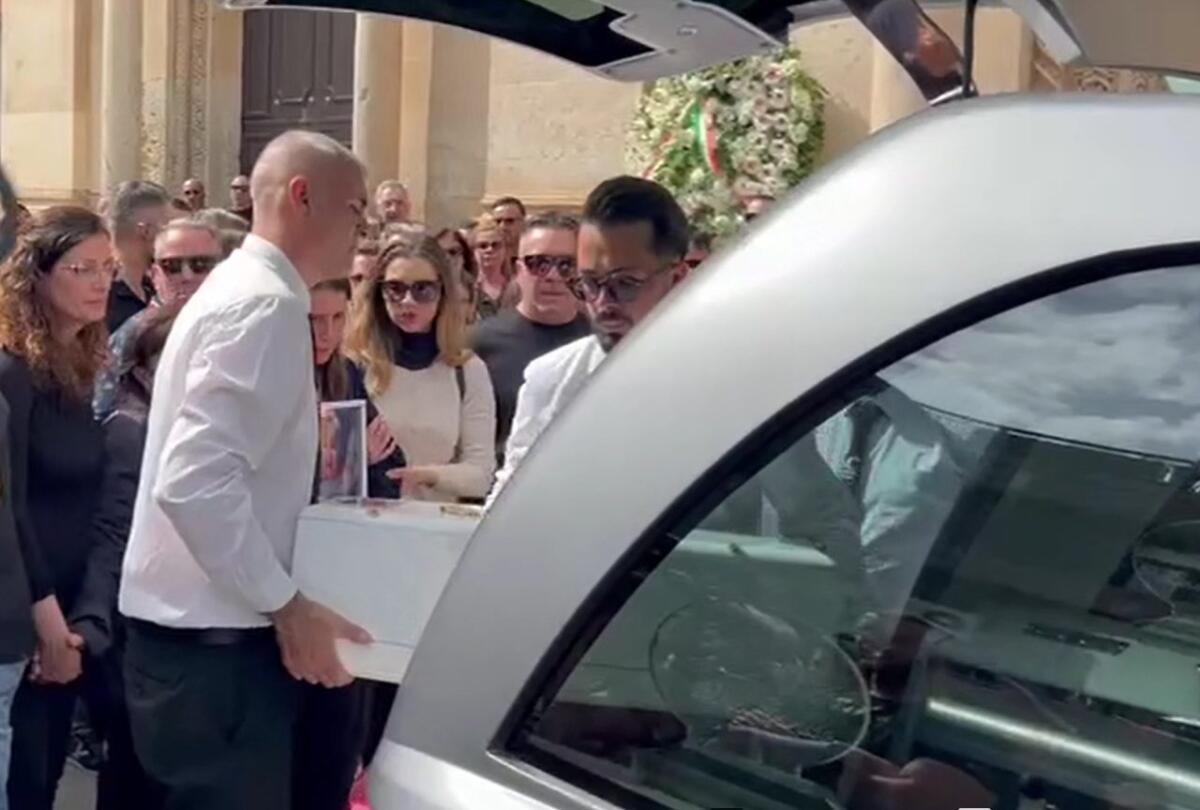 MISTERBIANCO, DOLORE E PREGHIERA PER MARIA ROSA: OGGI I FUNERALI DELLA BIMBA LANCIATA DALLA MADRE - 