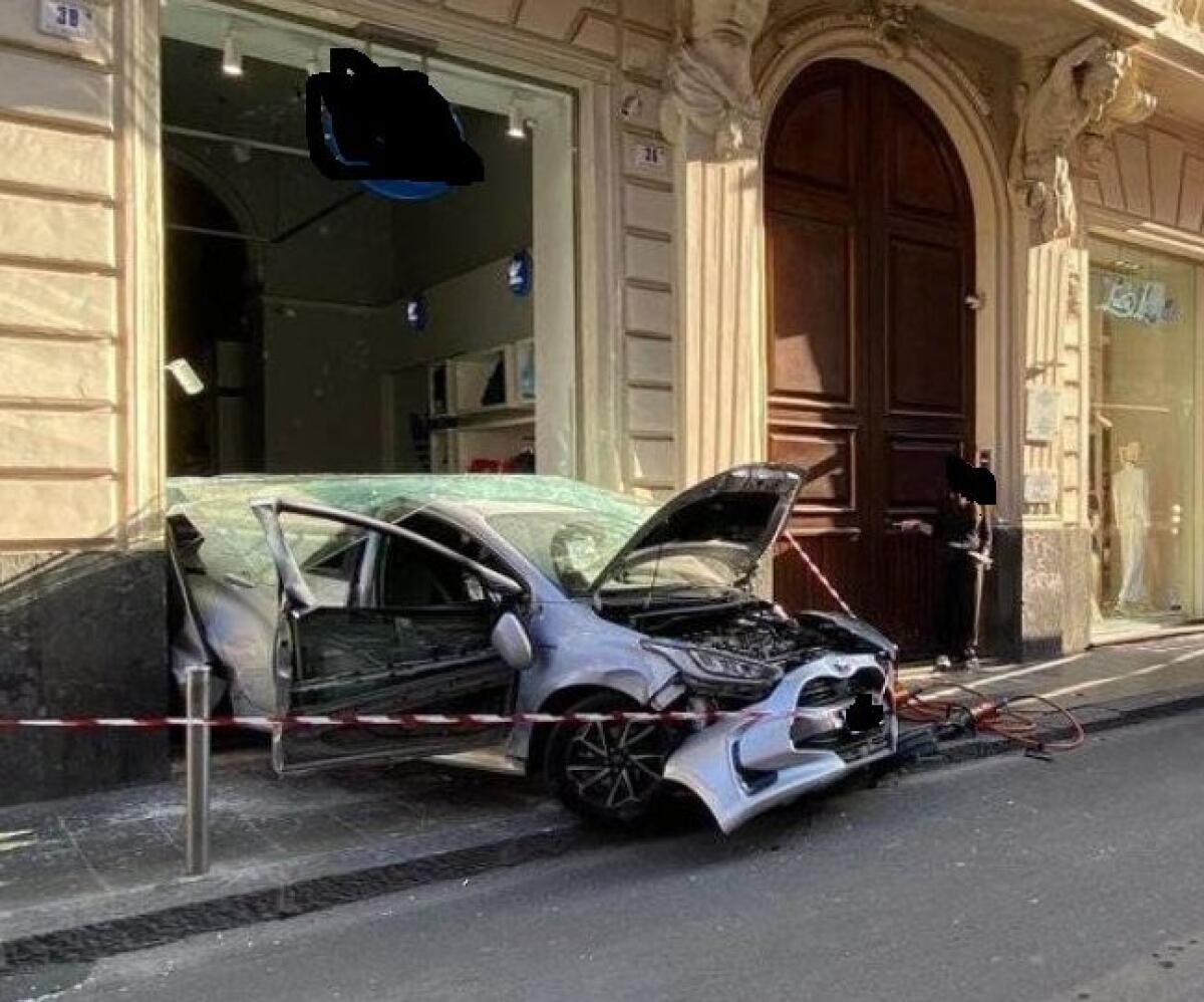 INCIDENTE IN VIA UMBERTO A CATANIA: AUTO SFONDA LA VETRINA DI UN NEGOZIO DURANTE UNA MANOVRA - 