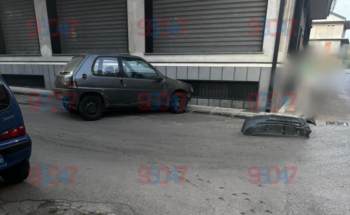 INCIDENTE MISTERIOSO A PATERNÒ: AUTO CONTRO IL MARCIAPIEDE, NESSUNA TRACCIA DEL CONDUCENTE - 