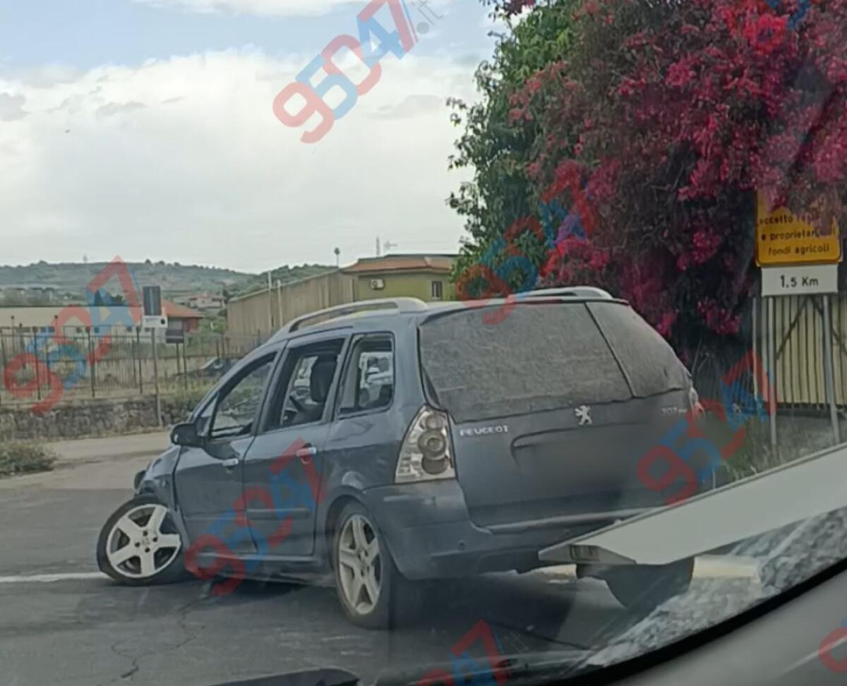 Incidente alla rotonda di Tre Fontane a Paternò: coinvolta una Peugeot, danni ingenti - 