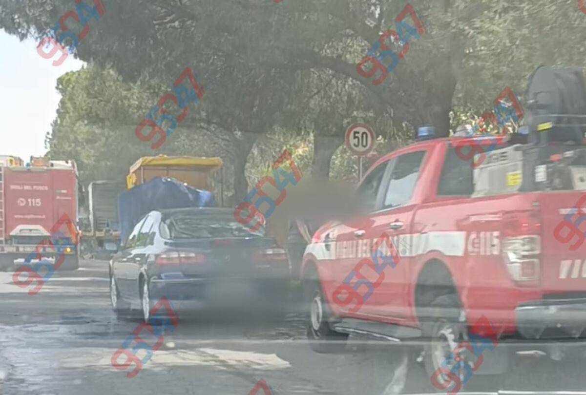 ATTIMI DI TENSIONE A PATERNÒ: PRINCIPIO D’INCENDIO SU UN’AUTO IN CORSA - 