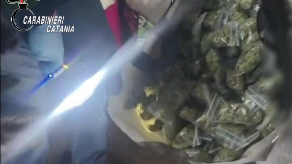 CATANIA, SPACCIAVA NONOSTANTE FOSSE INGESSATO: ARRESTATO “EL MAKIKO”, PUSHER CON IL BRACCIO ROTTO E UN GARAGE PIENO DI DROGA - 