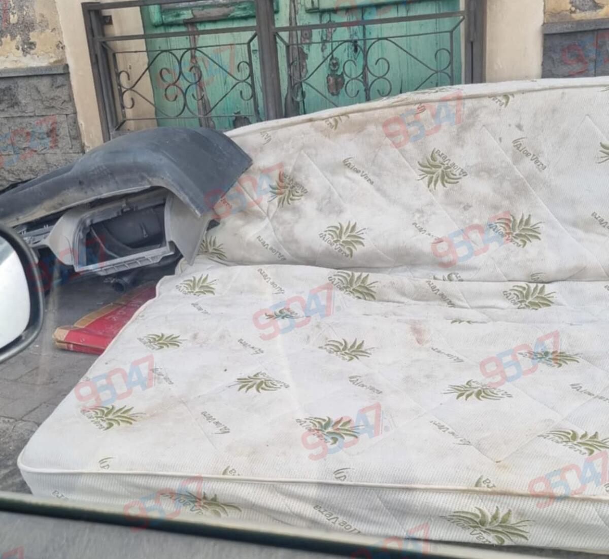 PATERNÒ, MATERASSO E CRUSCOTTO ABBANDONATI IN PIENO CENTRO: LA SEGNALAZIONE A 95047.IT - 